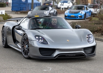 Auto Enthusiasts Depart Gathering in Style