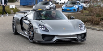 Auto Enthusiasts Depart Gathering in Style