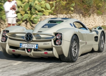 Pagani Utopia Roars to Life: Raw Power in Motion